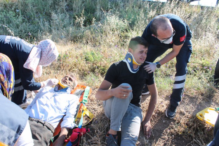 Kız istedikten sonra Bursa'dan d&ouml;nen aile kaza yaptı: 1 &ouml;l&uuml;, 4 yaralı
