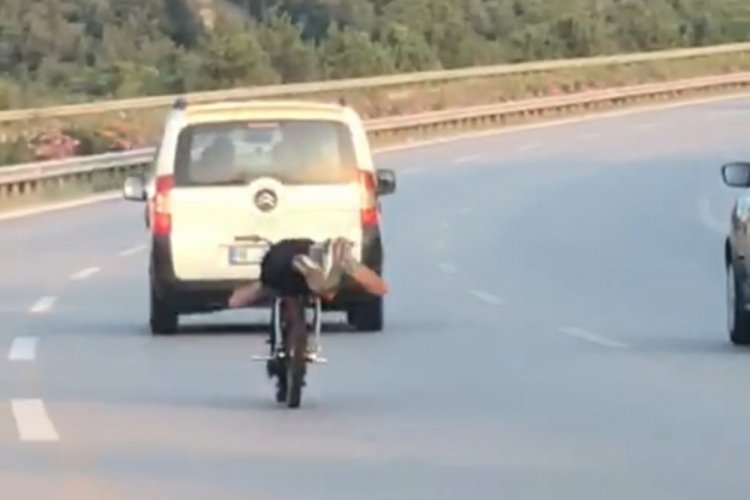 Bursa'da motosikleti y&uuml;z&uuml;st&uuml; yatarak kullandı
