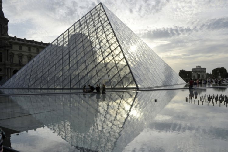Louvre M&uuml;zesi ziyarete a&ccedil;ıldı