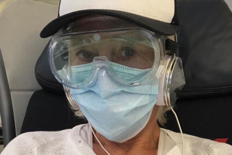 Helen Mirren'ın tedbirli u&ccedil;ak yolculuğuna &ouml;vg&uuml;ler yağdı