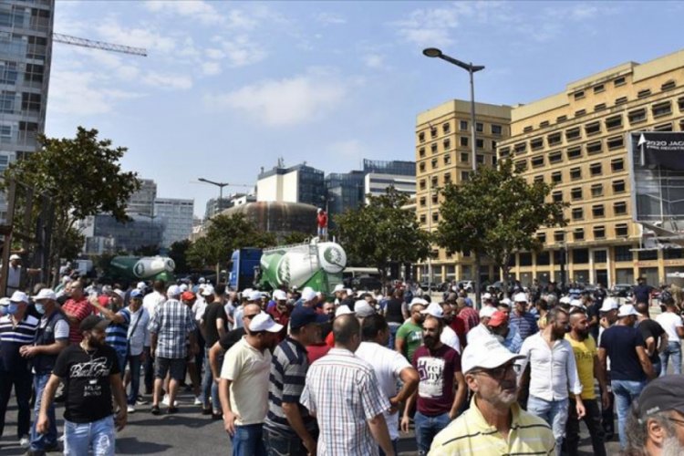 L&uuml;bnan'da 'işsizlik ve elektrik kesintileri' protesto edildi