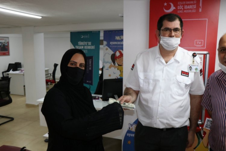 Bulduğu para dolu &ccedil;antayı sahibine teslim etti