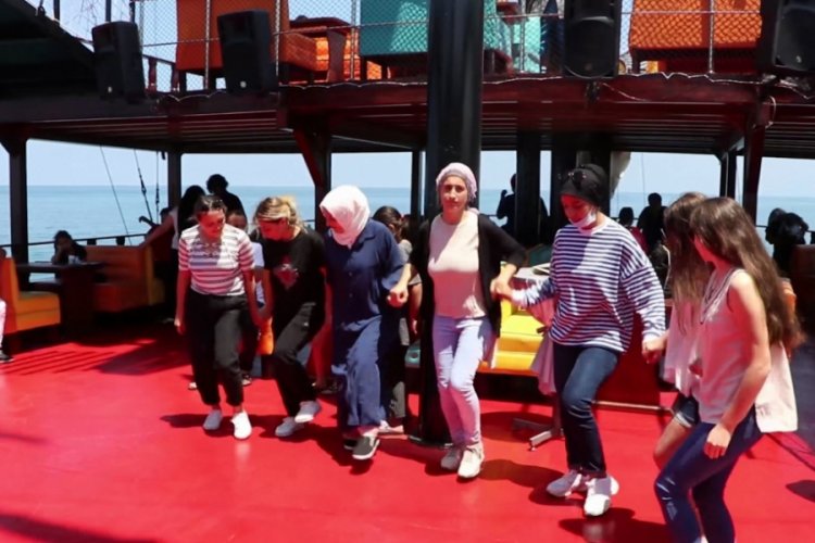 Gezi teknesinde sosyal mesafesiz horon