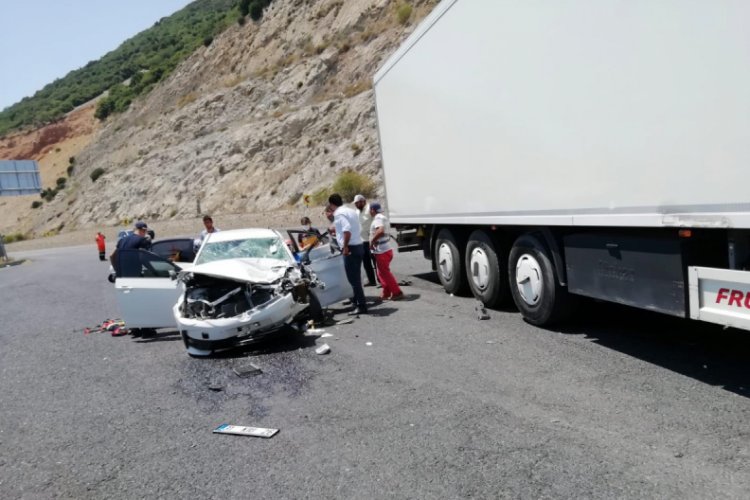 TIR, otomobile &ccedil;arptı: 4 yaralı