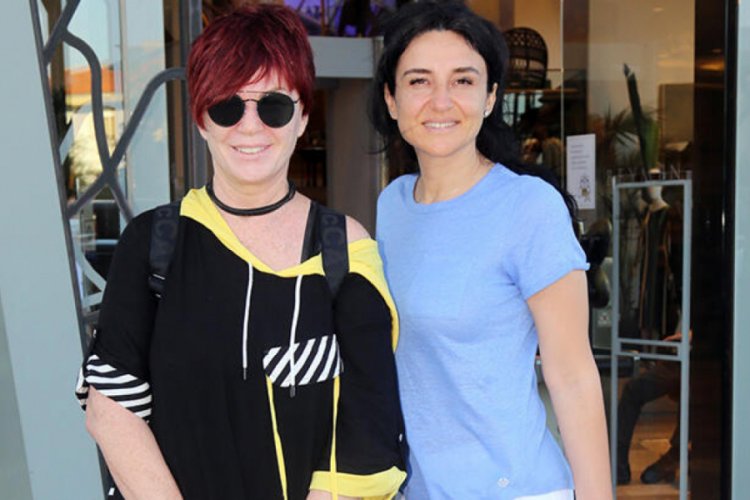 Şarkıcı Emel M&uuml;ft&uuml;oğlu'ndan doğum g&uuml;n&uuml; alışverişi