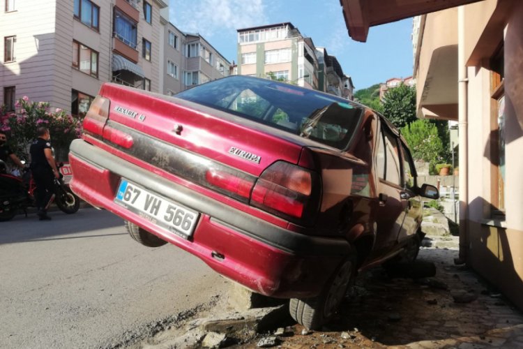 Alkoll&uuml; s&uuml;r&uuml;c&uuml; apartman girişine daldı