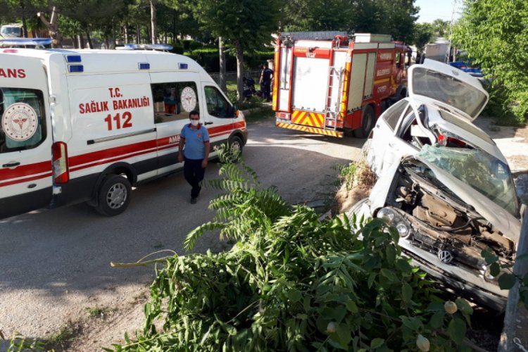 Kontrolden &ccedil;ıkan otomobil ağacı devirdi: 2 yaralı