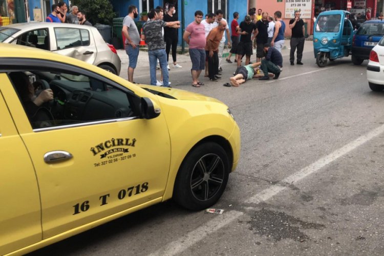 Bursa'da iki otomobil arasında kalan yaya &ouml;l&uuml;mden d&ouml;nd&uuml;
