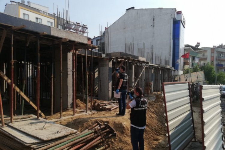 &Ccedil;&ouml;ken merdivenin altında kalan iş&ccedil;i yaralandı