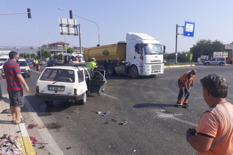 İki otomobil &ccedil;arpıştı: 5 yaralı