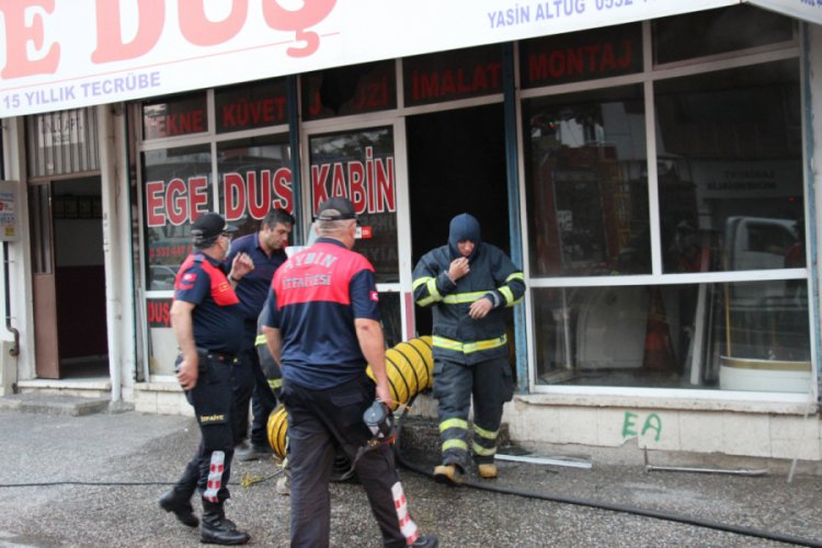 İş yeri yangını paniğe neden oldu