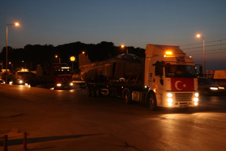 30 yıllık savaş u&ccedil;ağı TIR'larla okula getirildi
