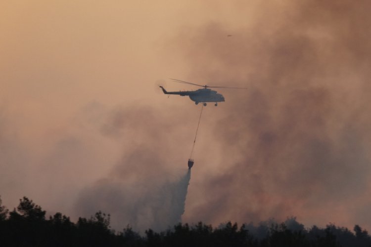 Havanın aydınlanmasıyla bir helikopter indi bir helikopter kalktı