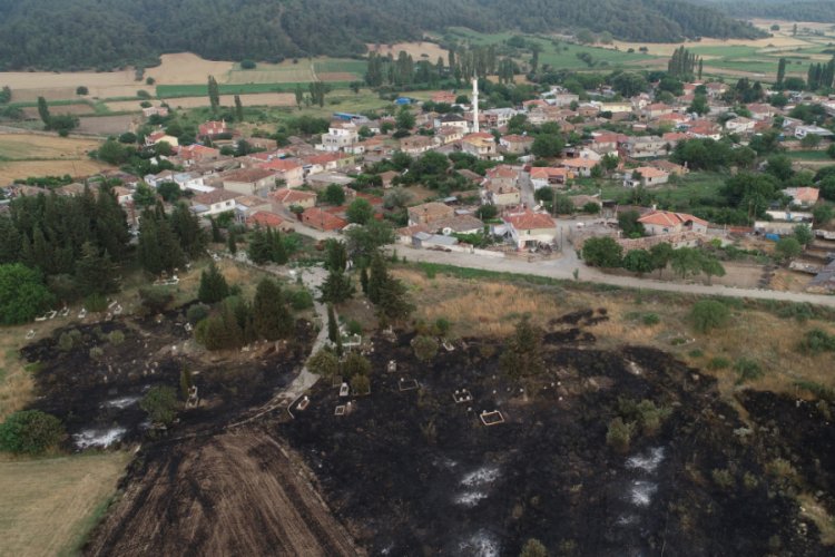 Tahliye edilen Kumk&ouml;y mezarlığı alevlere teslim oldu