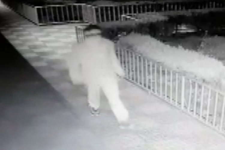 Kamerayı kırdığını zanneden hırsız kendisini kayda aldı