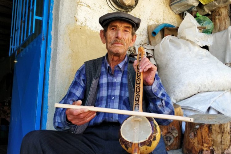 Kabak kemane ustası k&uuml;lt&uuml;r&uuml;n&uuml; yaşatmak i&ccedil;in direniyor