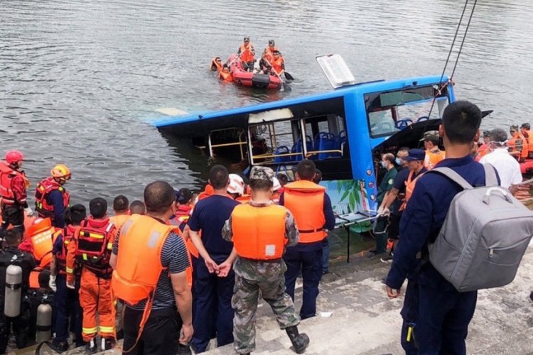 &Ouml;ğrencileri taşıyan otob&uuml;s g&ouml;lete d&uuml;şt&uuml;: 21 &ouml;l&uuml; 15 yaralı