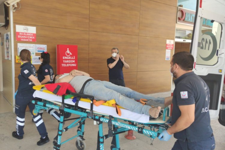 Bursa'da &ccedil;atıdan d&uuml;şen iş&ccedil;i yaralandı