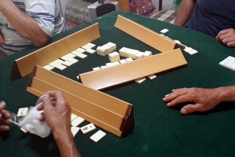 Kahvede okey oynayanlara 'koronavir&uuml;s' cezası