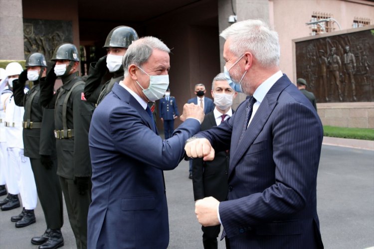 Bakan Akar, İtalya Savunma Bakanı ile bir araya geldi