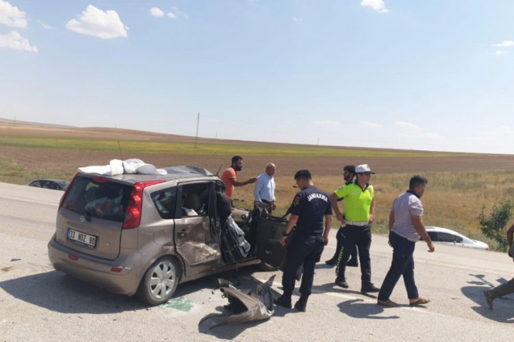 Konya'da otomobil ile bi&ccedil;erd&ouml;ver &ccedil;arpıştı: 3 yaralı
