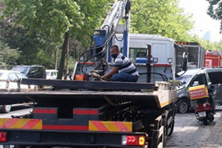 &Ouml;nce ağaca ardından otob&uuml;s durağına &ccedil;arptı