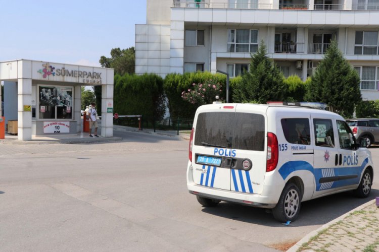 Kendisini iple tavana astı!