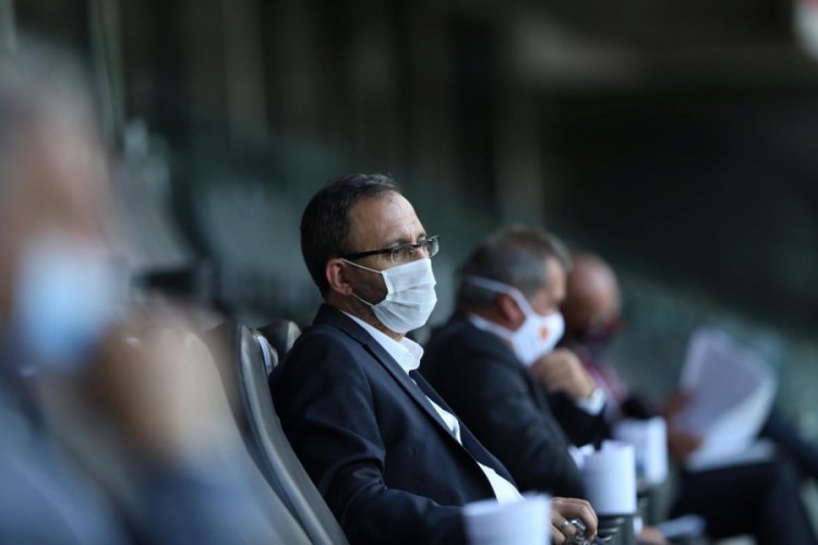 Bakan Kasapoğlu, Gen&ccedil;lerbirliği-Fenerbah&ccedil;e ma&ccedil;ını trib&uuml;nden takip etti