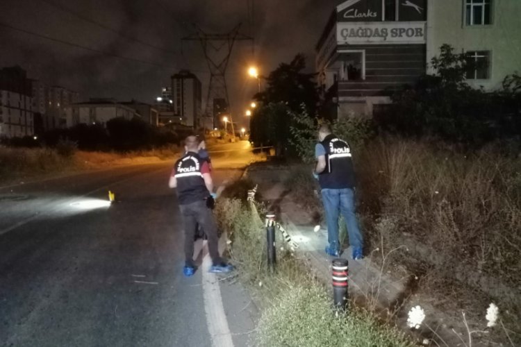 Yolda y&uuml;r&uuml;yen gen&ccedil; kurşun yağmuruna tutuldu