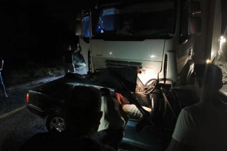 TIR, otomobili bi&ccedil;ti: 2 &ouml;l&uuml;, 1 ağır yaralı