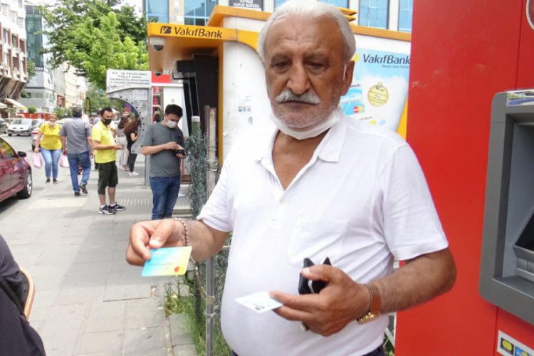 Yardım bahanesiyle parasını &ccedil;aldı