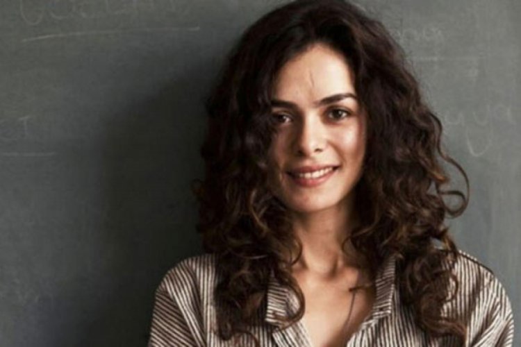 &Ouml;zge &Ouml;zpirin&ccedil;ci'den İspanyolca dizi tanıtımı