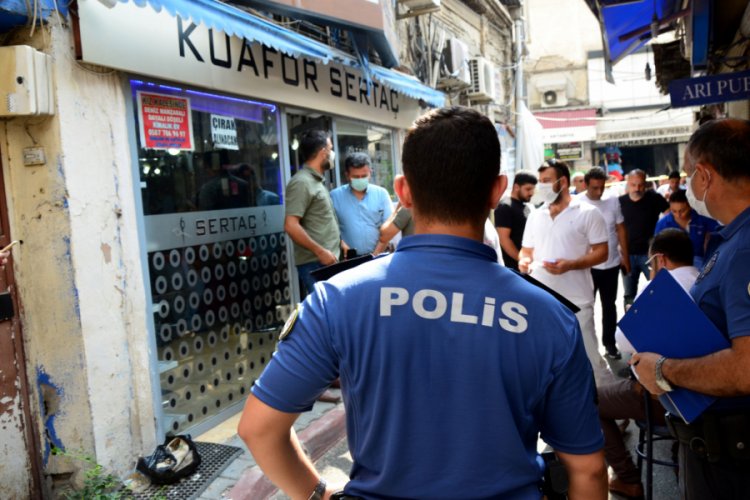 Tıraş olduğu berberde kalfayı kurşunladı