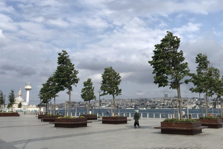 İstanbul'da etkili r&uuml;zgar! Vatandaşlar y&uuml;r&uuml;mekte zorluk &ccedil;ekti