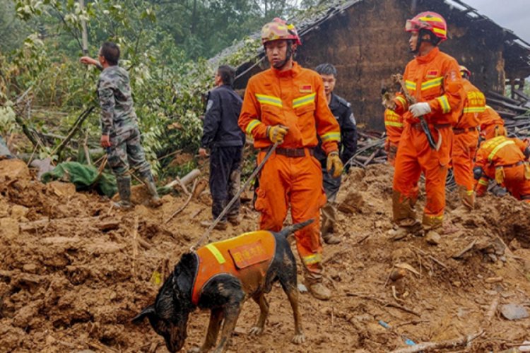 &Ccedil;in'de şiddetli yağışlar heyelana neden oldu: 9 kişi kayıp