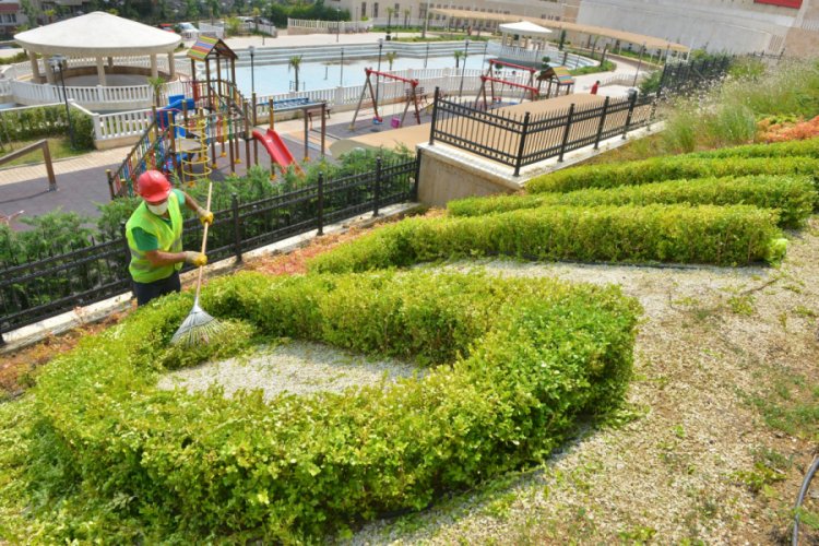 Bursa'da park ve bah&ccedil;elerde yoğun mesai