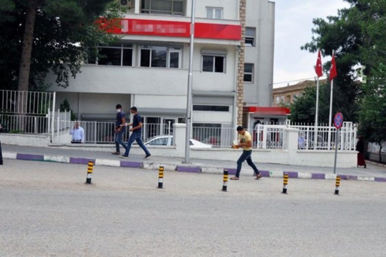 Banka m&uuml;d&uuml;r&uuml;n&uuml;n Covid-19 testi pozitif &ccedil;ıktı, 3 &ccedil;alışan karantinada
