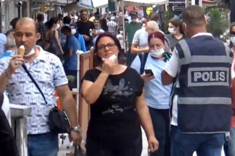 Polisi g&ouml;ren vatandaşlar, maskelerine sarıldılar