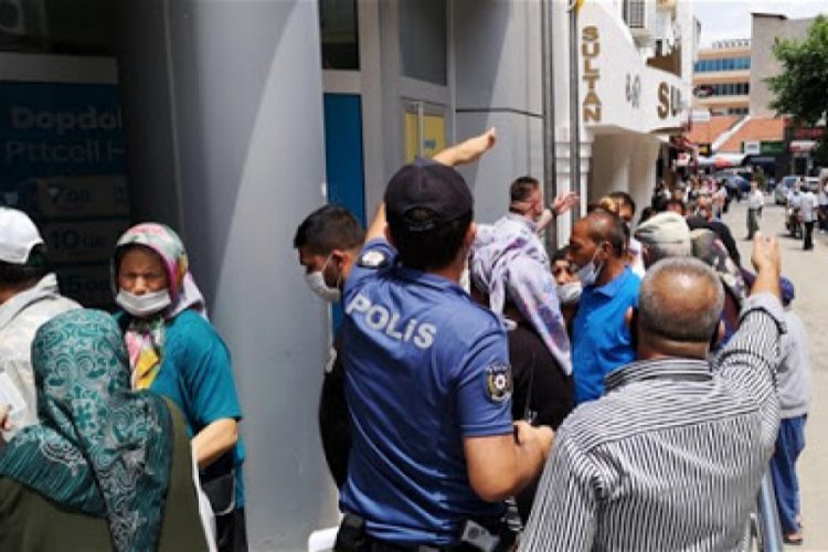 PTT &ouml;n&uuml;ndeki kuyruk dehşete d&uuml;ş&uuml;rd&uuml;