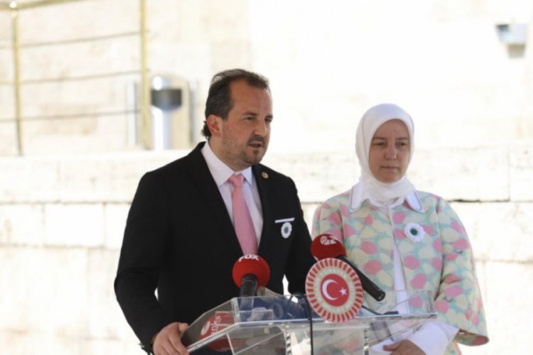 Bursa&nbsp;milletvekilleri Meclis'te Srebrenitsa &ccedil;i&ccedil;eği dağıttı