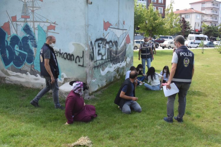 K&uuml;tahya'da 121 kişiye maske cezası kesildi