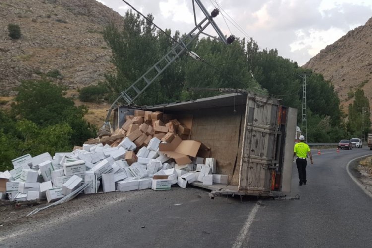 Devrilen kamyonda sıkışan s&uuml;r&uuml;c&uuml; g&uuml;&ccedil;l&uuml;kle kurtarıldı