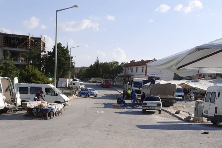 Pazar yerinde bı&ccedil;aklı kavga: 2 yaralı