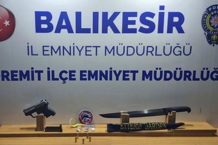 Balıkesir'de polis 9 silah ve 108 fişek ele ge&ccedil;irdi