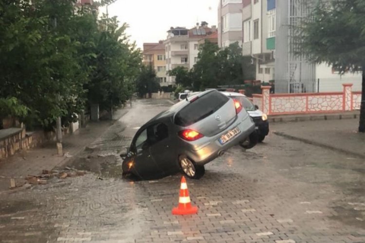 Otomobil, yağış nedeniyle &ccedil;&ouml;ken yola d&uuml;şt&uuml;