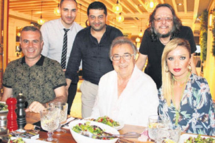 Dostlarla keyifli yemek