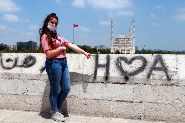 16 asırlık k&ouml;pr&uuml;ye yine sprey boyayla yazı yazdılar