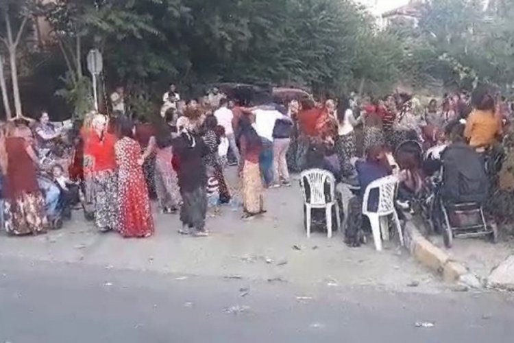 Ne sosyal mesafe ne de maske! Kuralları hi&ccedil;e sayarak g&ouml;bek attılar