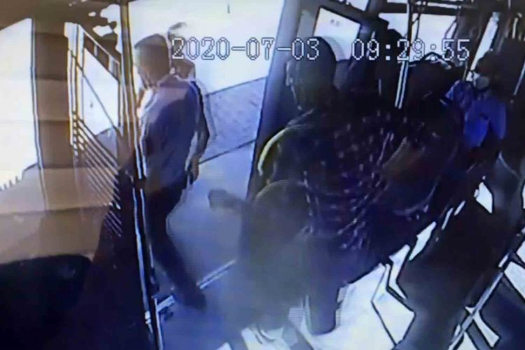 Otob&uuml;ste bı&ccedil;aklı dehşet kamerada