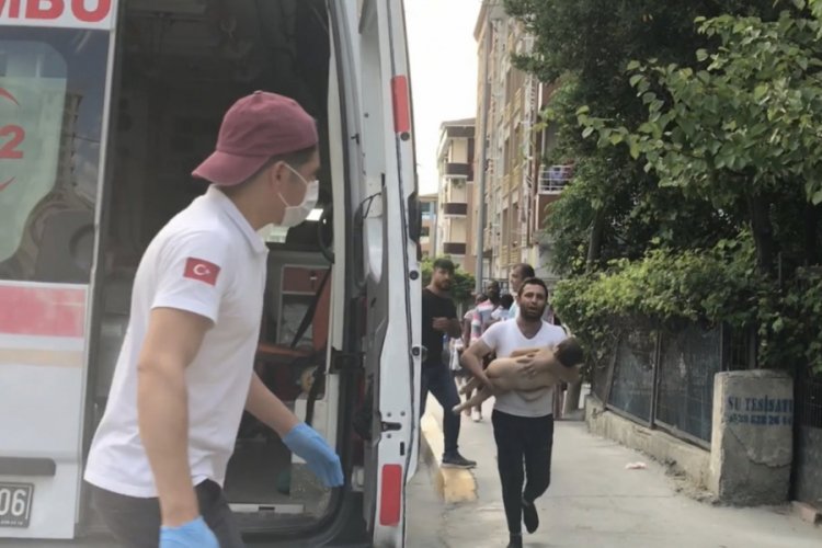 Nefes alamayan oğlunu ambulansa taşıyan babanın feryadı y&uuml;rek yaktı